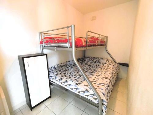 un lit superposé en métal dans une pièce avec un miroir dans l'établissement Résidence Chabrieres - Très Agréable T3 pour 6 personnes à Réallon CHAB25 MAE-8741, à Réallon