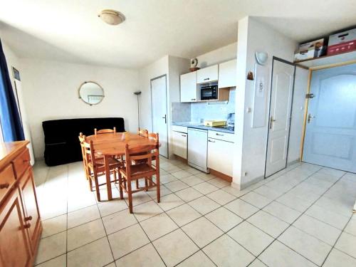 une cuisine et une salle à manger avec une table et des chaises dans l'établissement Résidence Chabrieres - Très Agréable T3 pour 6 personnes à Réallon CHAB25 MAE-8741, à Réallon