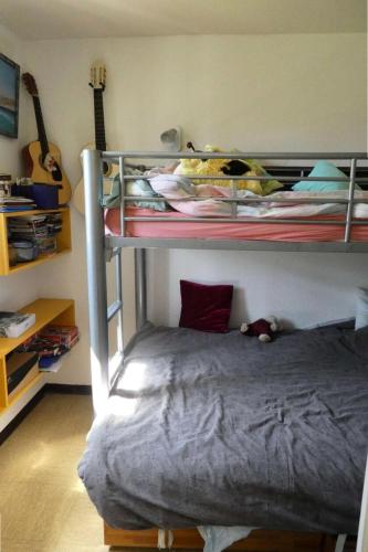 - une chambre avec deux lits superposés et un lit dans l'établissement Résidence Aurans - Très joli deux pièces au cœur de la station de Réallon 221A MAE-8801, à Réallon
