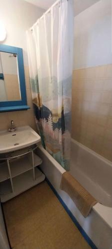 une salle de bain avec un rideau de douche et un lavabo dans l'établissement Résidence Aurans - Appartement chaleureux pour 6 personnes à Réallon 450A MAE-8811, à Réallon