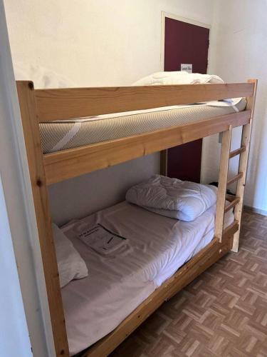 quelques lits superposés dans une chambre dans l'établissement Résidence Comete - Studio 4 couchages bien situé dans la station de Reallon 109C MAE-8851, à Réallon