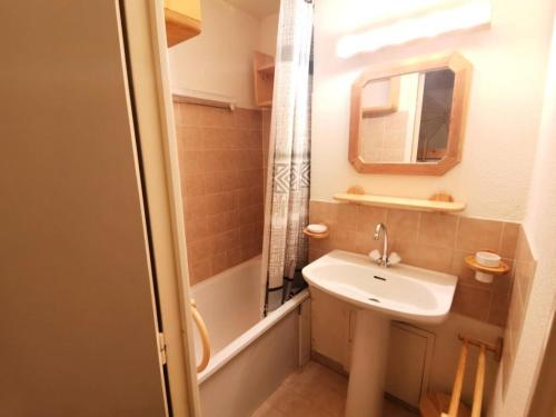 une petite salle de bain avec un lavabo et un miroir dans l'établissement Résidence Comete - T2 bien exposé et bien équipé pour 6 personnes à Réallon 232C MAE-8871, à Réallon