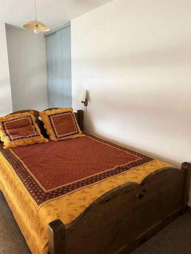 un lit avec deux oreillers dessus dans l'établissement Résidence Comete - Studio 4 couchages bien situé dans la station de Reallon 445C MAE-8891, à Réallon