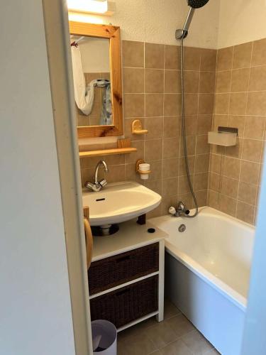 une salle de bain avec un lavabo, une baignoire et un miroir dans l'établissement Résidence Comete - Studio 4 couchages bien situé dans la station de Reallon 445C MAE-8891, à Réallon