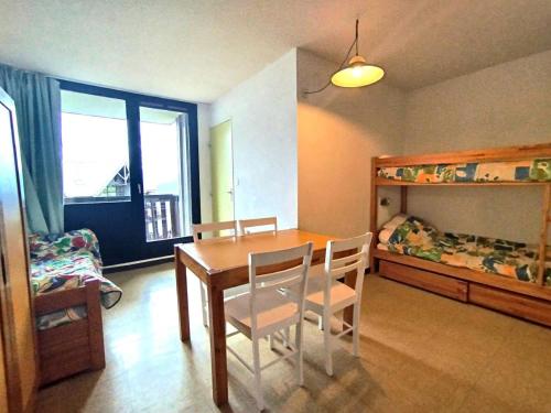 - une salle à manger avec une table, des chaises et un lit dans l'établissement Résidence Aurans - Appartement T2 6 personnes centre station Réallon 339A MAE-8791, à Réallon