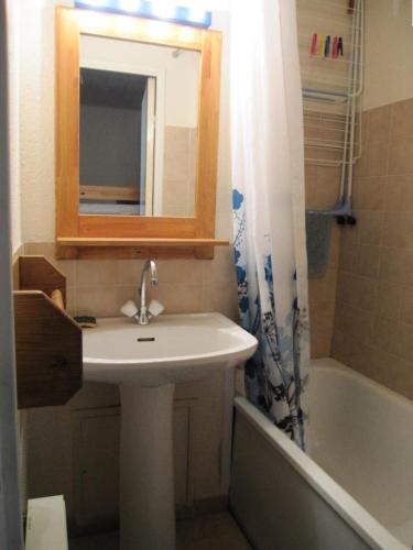 une salle de bain avec un lavabo, un miroir et une baignoire dans l'établissement Résidence Comete - Appartement 4 couchages bien situé dans la station de Réallon 221C MAE-8861, à Réallon