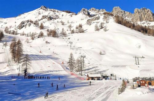a group of people skiing down a snow covered mountain at Résidence Relais - Charmant T2 accueillant 6 pers. au cœur du Réallon 250R MAE-8921 in Réallon