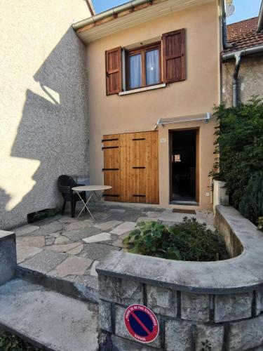 une maison avec une table devant elle dans l'établissement Résidence Mais Fortchorges -chorges - Belle maison rénovée de 80m2 au centre de Chorges MAIS FORTCHORGES MAE-9001, à Chorges