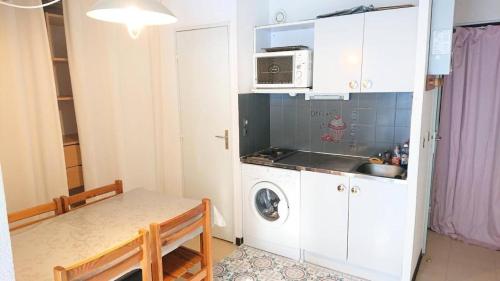 a kitchen with a washing machine and a microwave at Résidence Relais - Charmant T2 pour 5 personnes au cœur de la station de Réallon 243R MAE-8941 in Réallon