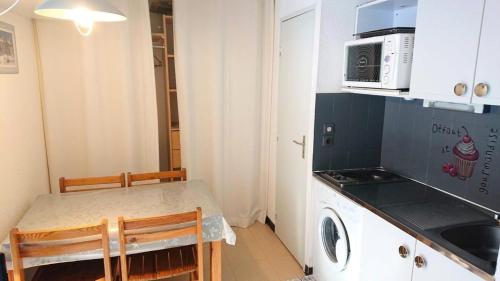 a small kitchen with a table and a microwave at Résidence Relais - Charmant T2 pour 5 personnes au cœur de la station de Réallon 243R MAE-8941 in Réallon