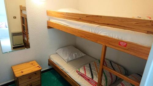 a small room with two bunk beds and a mirror at Résidence Relais - Charmant T2 pour 5 personnes au cœur de la station de Réallon 243R MAE-8941 in Réallon
