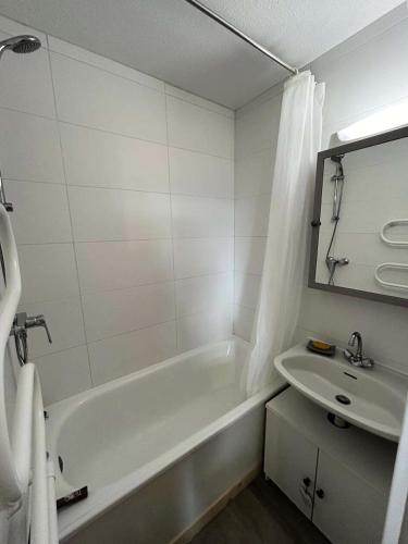 une salle de bain blanche avec une baignoire et un lavabo dans l'établissement Résidence Relais - Appartement 4/5 couchages vue montagne à Réallon MAE-8951, à Réallon