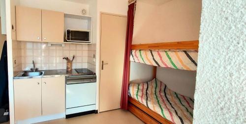 une petite cuisine avec quelques lits superposés dans l'établissement Résidence Relais - Appartement 6 couchages vue montagne à Réallon 126R MAE-8961, à Réallon