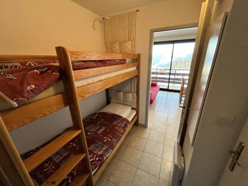 2 Etagenbetten in einem Zimmer mit Balkon in der Unterkunft Résidence Gardette - Superbe vue sur les montagnes de ce T2 à Réallon A13 MAE-9051 in Réallon
