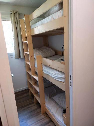 quelques lits superposés dans une chambre dans l'établissement Résidence Chamois - T3 tout confort a proximité du départ du télésiège MAE-3831, à Risoul