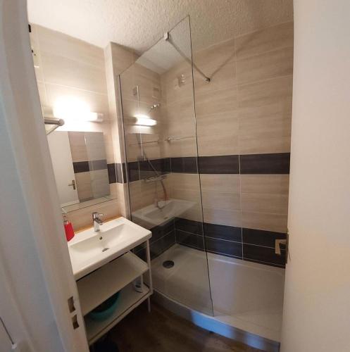 une salle de bain avec une douche, un lavabo et des toilettes dans l'établissement Résidence Chamois - T3 tout confort a proximité du départ du télésiège MAE-3831, à Risoul