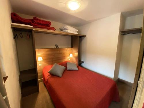 - une petite chambre avec un lit rouge et une couverture rouge dans l'établissement Résidence Antares - Joli T2 à Risoul près des pistes dans résidence avec piscine/spa MAE-3841, à Risoul