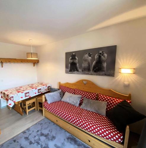 un salon avec un canapé et un lit dans l'établissement Résidence Betelgeuse - Joli appartement T3 à RISOUL à 50m des pistes de ski MAE-6811, à Risoul
