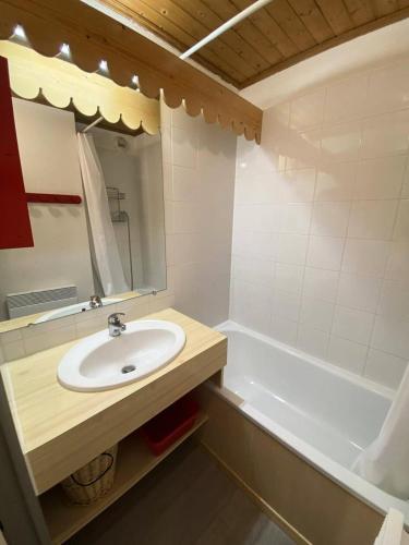 une salle de bain avec un lavabo et une baignoire dans l'établissement Résidence Betelgeuse - Joli appartement T3 à RISOUL à 50m des pistes de ski MAE-6811, à Risoul
