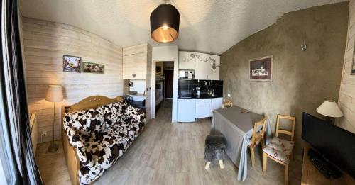 - un salon avec une couverture de vache sur un lit dans l'établissement Résidence Villaret 2 - Joli studio tout confort à 100 m des pistes à Risoul MAE-6871, à Risoul