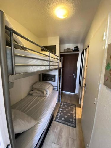 une petite pièce avec deux lits superposés dans l'établissement Résidence Villaret 2 - Joli studio tout confort à 100 m des pistes à Risoul MAE-6871, à Risoul