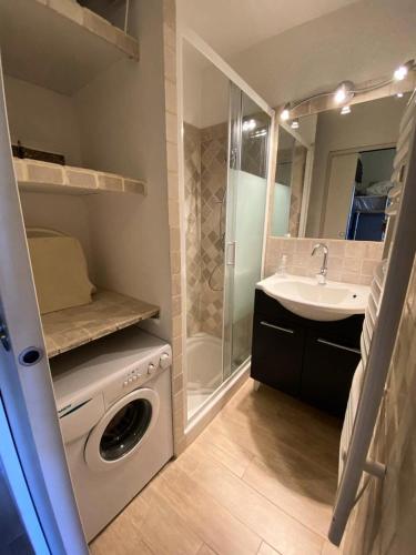 une salle de bain avec une machine à laver et un lavabo dans l'établissement Résidence Villaret 2 - Joli studio tout confort à 100 m des pistes à Risoul MAE-6871, à Risoul