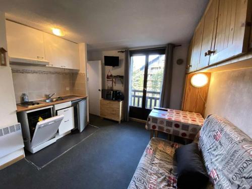 Il dispose d'une cuisine avec un canapé et un évier. dans l'établissement Résidence Christiana - Joli T2 cabine 4 couchages à 50m des pistes à Risoul MAE-6911, à Risoul