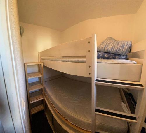 - un lit superposé avec une échelle dans une chambre dans l'établissement Résidence Christiana - Joli T2 cabine 4 couchages à 50m des pistes à Risoul MAE-6911, à Risoul