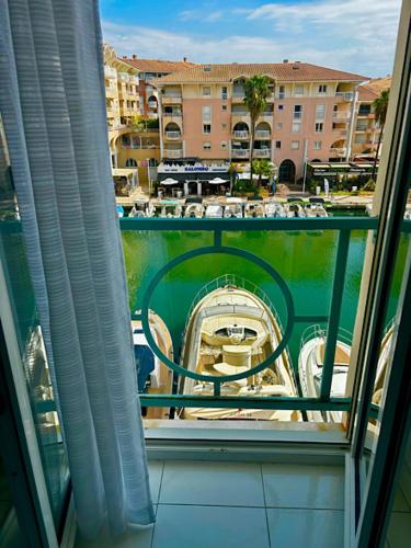 - une vue depuis la fenêtre d'un balcon avec un bateau dans l'établissement Un air de Venise, à Fréjus
