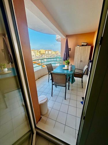 une vue d'un balcon avec une table et des chaises dans l'établissement Un air de Venise, à Fréjus