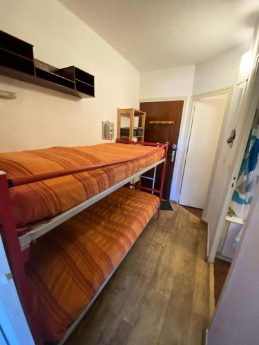 une chambre avec deux lits superposés dans une pièce dans l'établissement Résidence Valbel - Super studio 5 couchages à Risoul proche des pistes MAE-7021, à Risoul