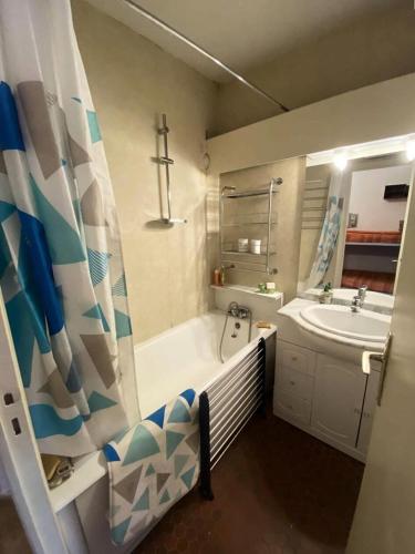 une salle de bain avec une baignoire et un lavabo dans l'établissement Résidence Valbel - Super studio 5 couchages à Risoul proche des pistes MAE-7021, à Risoul