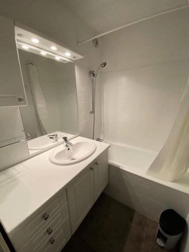 une salle de bain avec un lavabo, une baignoire et un miroir dans l'établissement Résidence Cesier - Joli T2 4 couchages en front de neige à Risoul MAE-6891, à Risoul
