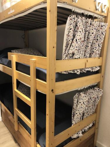 Ce lit superposé en bois se trouve dans un dortoir. dans l'établissement Résidence Edelweiss - Joli studio 4 couchages plein centre et départ des pistes à 50m MAE-7041, à Risoul
