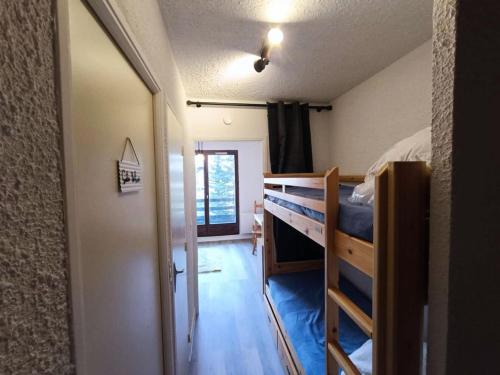 Cette petite chambre dispose de lits superposés et d'un couloir. dans l'établissement Résidence Villaret 2 - Joli studio tout confort au pied des pistes à Risoul MAE-7141, à Risoul