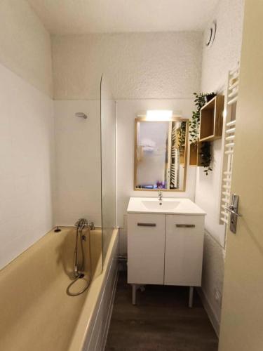 une salle de bain avec une baignoire, un lavabo et une douche dans l'établissement Résidence Villaret 2 - Joli studio tout confort au pied des pistes à Risoul MAE-7141, à Risoul