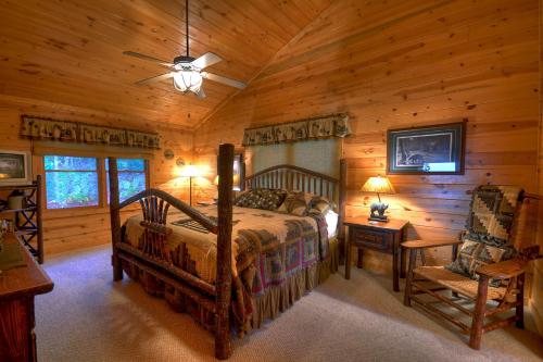 Katil atau katil-katil dalam bilik di The View - Breathtaking Mountain Views, Firepit, Game Room & Hot Tub!