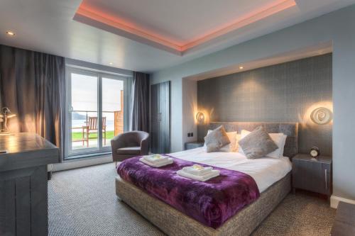 Postel nebo postele na pokoji v ubytování Lamlash Bay Hotel