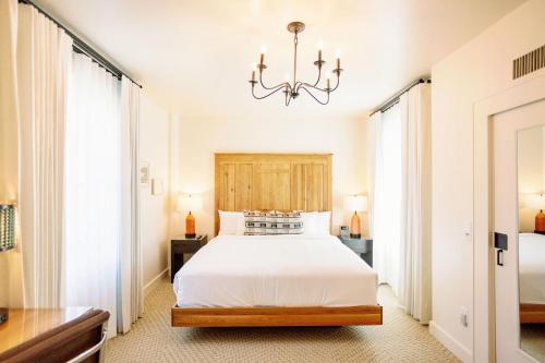 Кровать или кровати в номере Hotel Santa Barbara