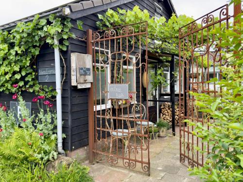 a garden shop with a gate and plants at B en B Sluisje 1818 in Utrecht