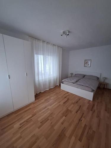 Central apartment with terrace and parking space