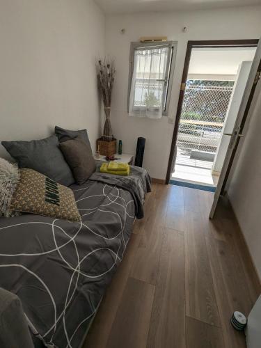 une chambre avec un lit et un parquet dans l'établissement Studio des Anges, à Villeneuve-Loubet