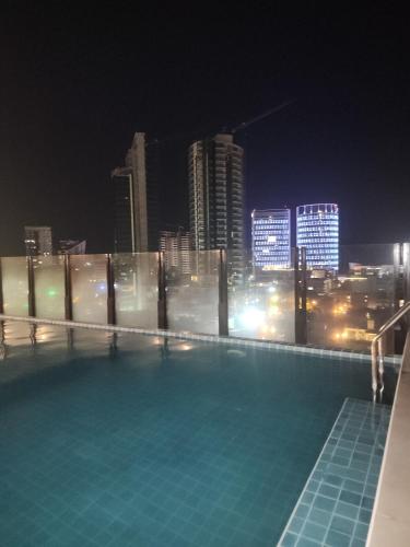 a swimming pool with a city skyline at night at Dpto 1 dormitorio en NanoTec - Como en Casa Scz! in Santa Cruz de la Sierra