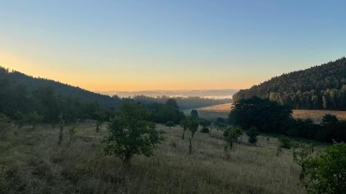 Φυσικό τοπίο κοντά σε οργανωμένο κάμπινγκ