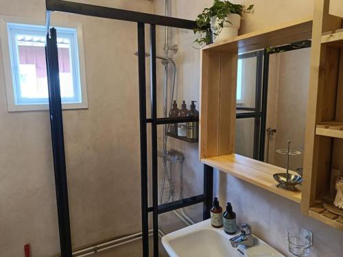 Ένα μπάνιο στο Cozy Garden Cottage