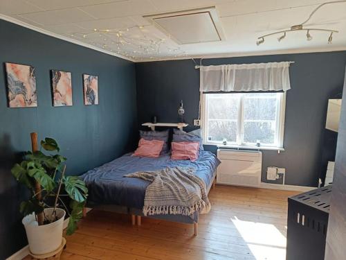 Ένα ή περισσότερα κρεβάτια σε δωμάτιο στο Cozy Garden Cottage