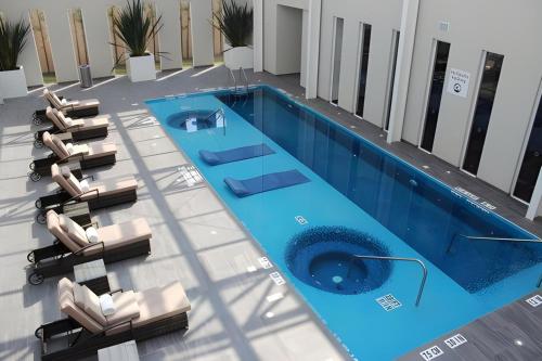 an overhead view of a swimming pool with lounge chairs at Gran Hotel de Puebla by HNF in Puebla
