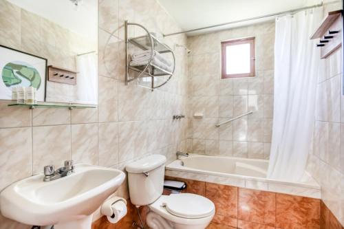 a bathroom with a sink and a toilet and a tub at qema Arequipa in Arequipa