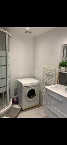 - une cuisine équipée d'un four micro-ondes située au même étage dans l'établissement Le Terra, à Brignoles