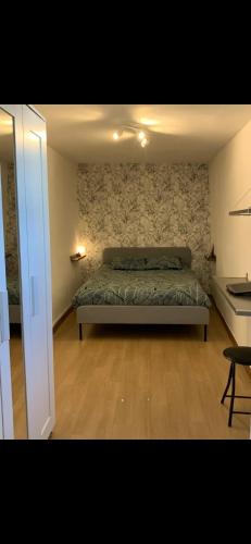 une chambre avec un lit avec un mur en pierre dans l'établissement Le Terra, à Brignoles